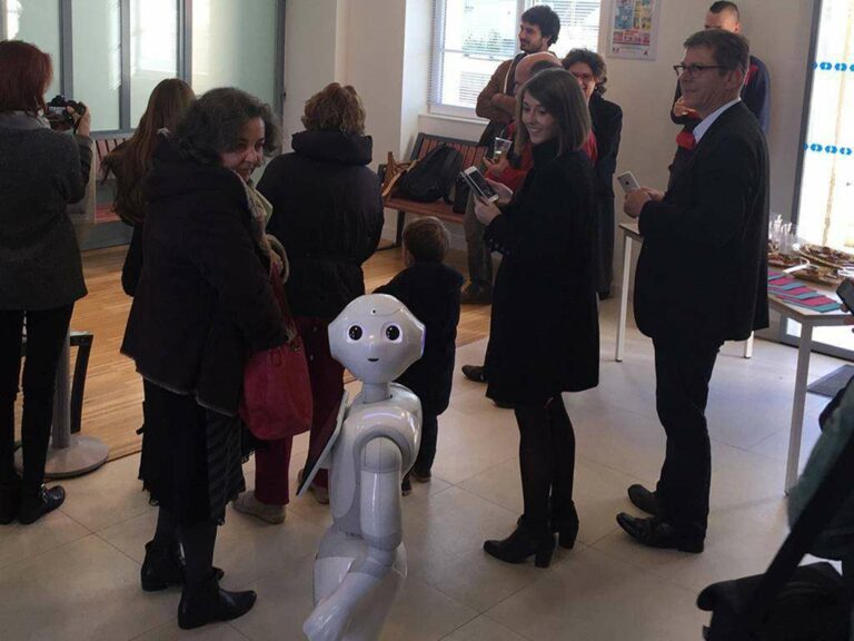 Robot "Pepper" yang diluncurkan SNCF | Sumber: Railway Gazette