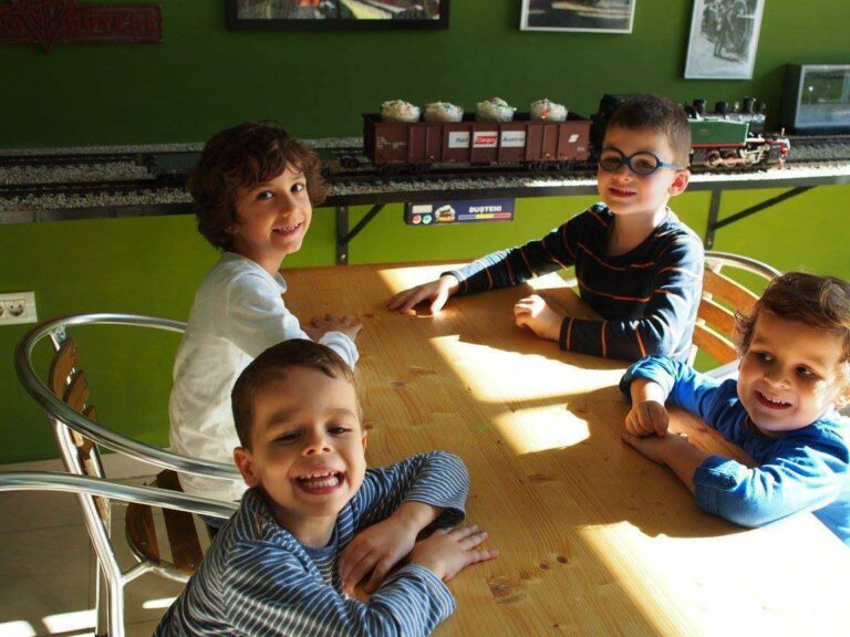 Tidak hanya orang Dewasa, anak-anak juga sering mengunjungi tempat ini! | Sumber: Terasa La Trenulete (Akun Ofisial Kedai)