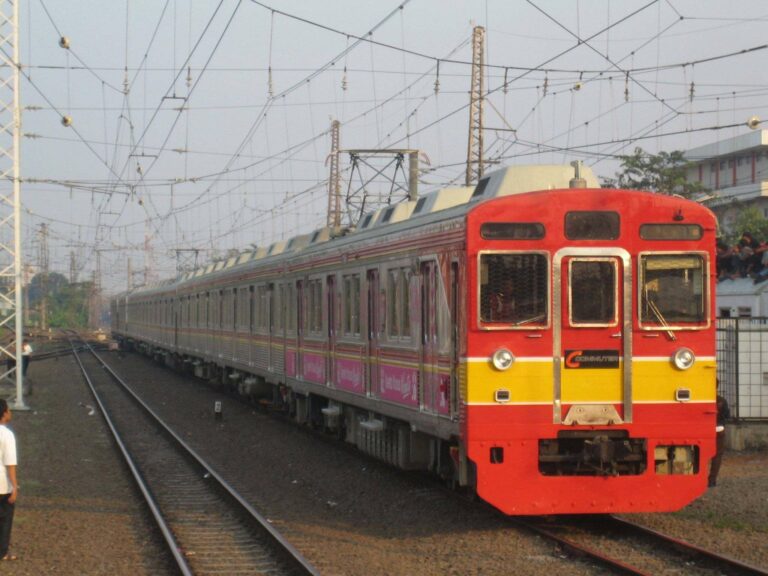 KRL seri 8500 rangkaian 8613F (JALITA) eks Tokyu jalur Denentoshi, KRL pertama KCJ yang menggunakan warna kombinasi Merah dan Kuning