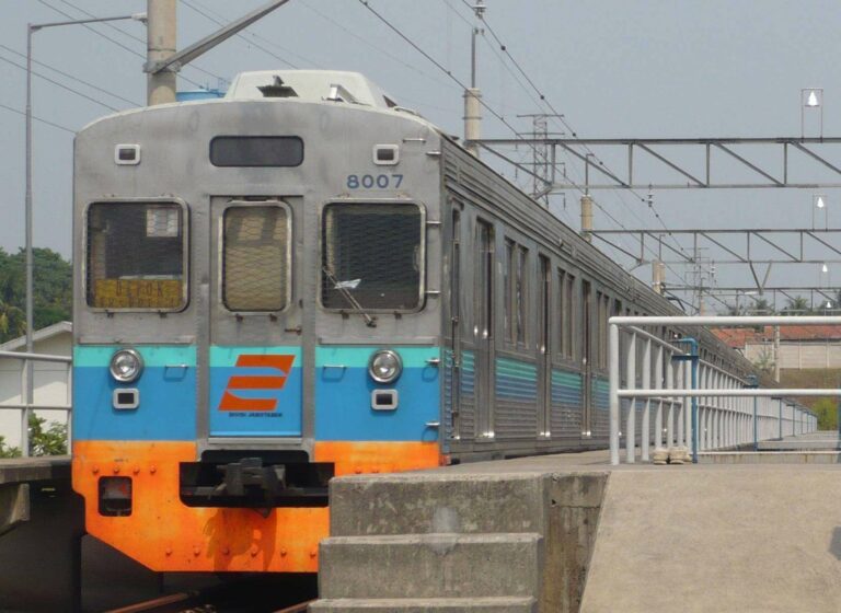 KRL eks-Tokyu 8007F saat masih menggunakan warna asli "Izu-Natsu"