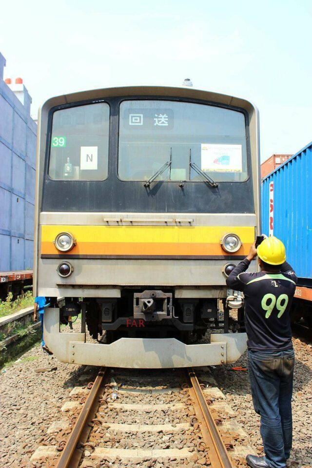 Salah satu kru KCJ mengabadikan KRL ini lewat Handphone-nya | Foto: Farouq Adhari