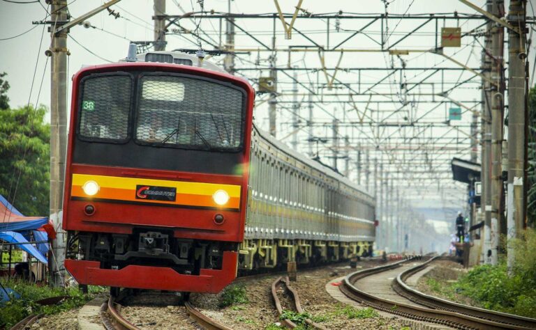 KRL Formasi 12 Kereta meninggalkan stasiun Kranji