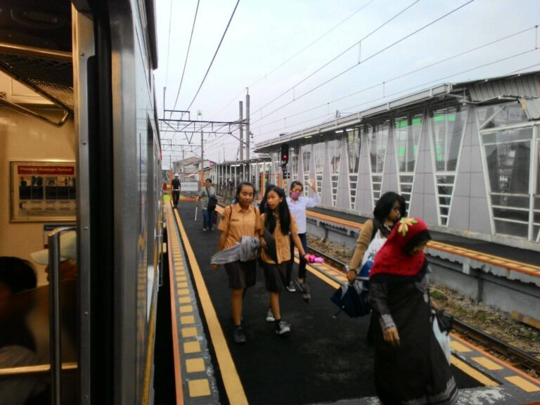 Suasana turun penumpang KRL formasi 12 kereta di peron baru stasiun Bojonggede (12/1)