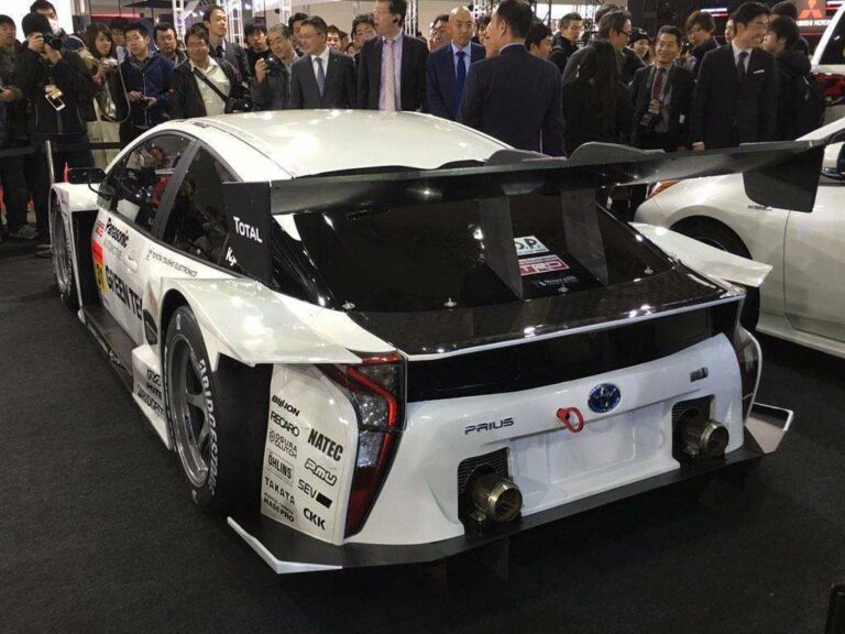 Bagian belakang mobil Prius GT300 versi terbaru (sumber: @FUTARIDAY)
