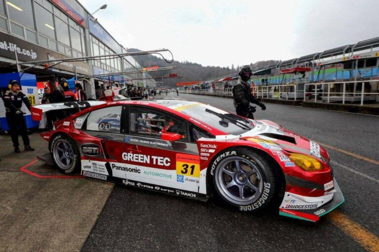 Mobil balap Prius GT300 versi sebelumnya yang turun di musim 2015 (sumber: @toyotaqatar)