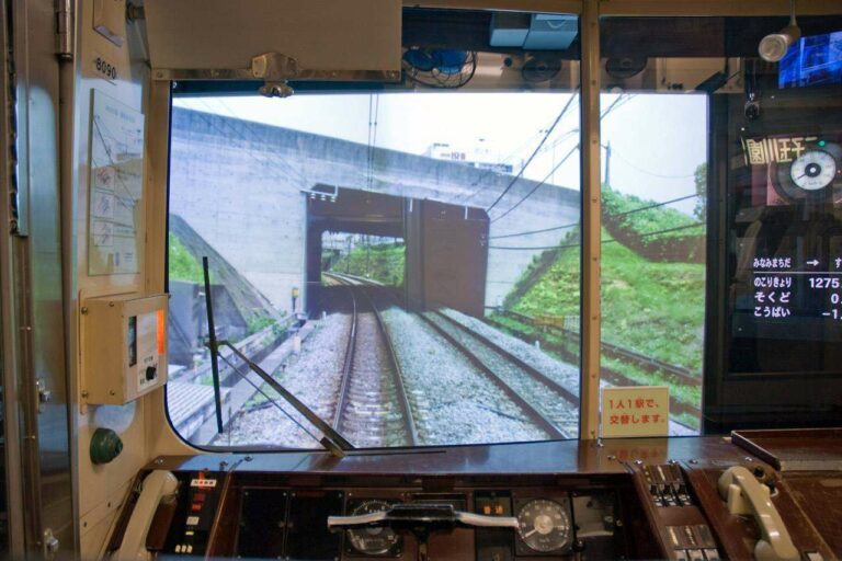 Tampak dalam simulator KRL seri 8090 | Sumber: http://ongakukan.cocolog-nifty.com/