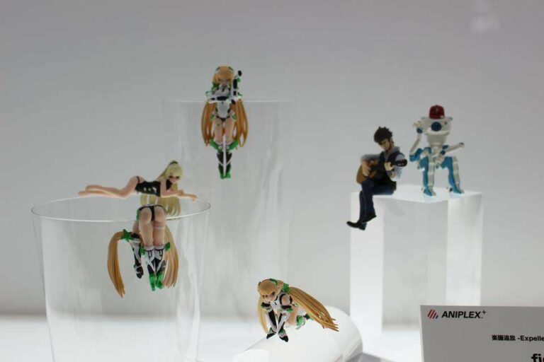 Angela Balzac dan kawan-kawan dari Rakuen Tsuiho.