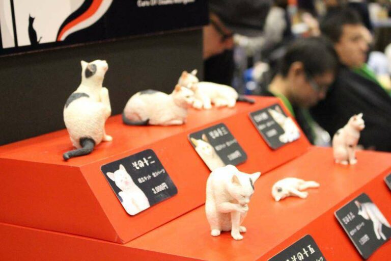 Ada juga loh koleksi figur kucing asli, ya, kucing.