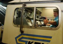 Sultan di Malaysia ini Kemudikan Lokomotif