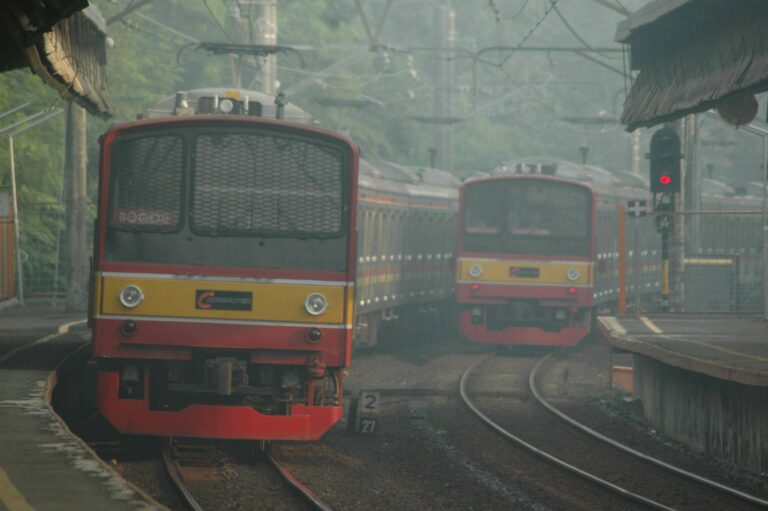 KRL seri 205 rangkaian 205-61F (Eks-KuRa H1) dan 205-62F (Eks-KuRa H2), formasi 10 kereta di stasiun Universitas Indonesia