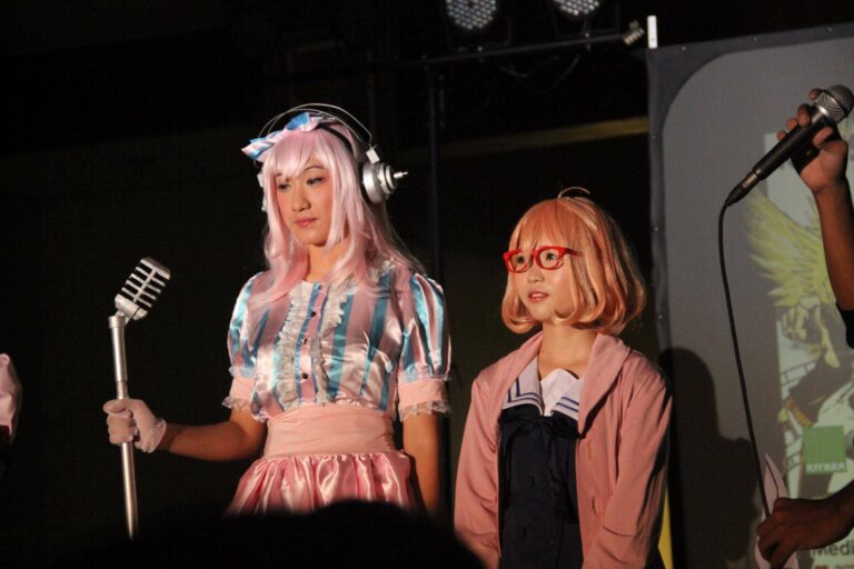 Lola Zieta sebagai Super Sonico dan Mactha mei sebagai Mirai Kuriyama sedang menyapa pengunjung