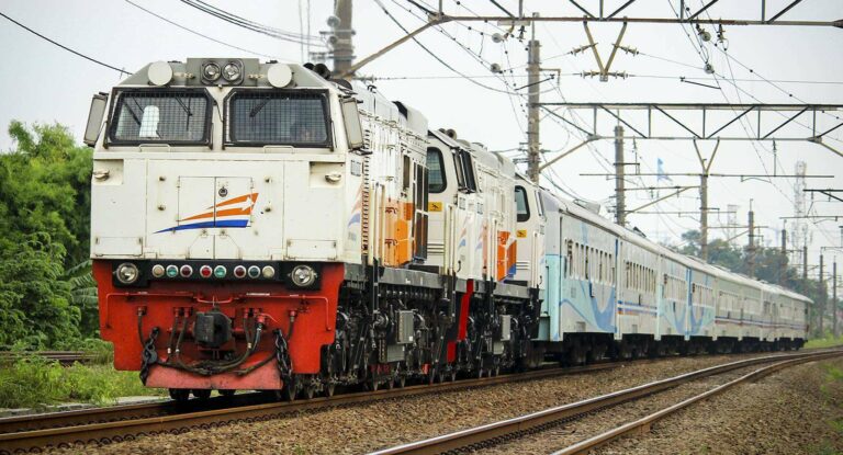 Dua Lokomotif CC206, batch 1 dan batch 2