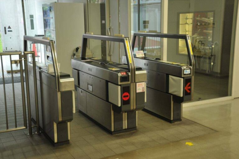 Gate GX-5 yang biasa dipakai di stasiun, kini ada di museum ini | Foto: Adeliae