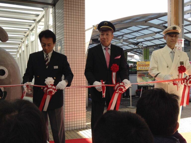 Kiri-Kanan: Direktur Museum, Presiden Ongakukan, dan Kepala Stasiun Saginuma