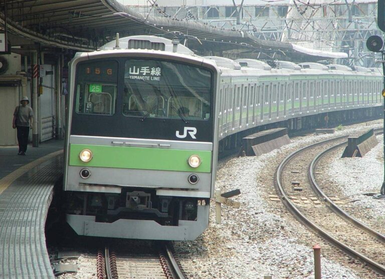 Yamanote_Line_205_series_set_25_Gotanda_Station_20020601