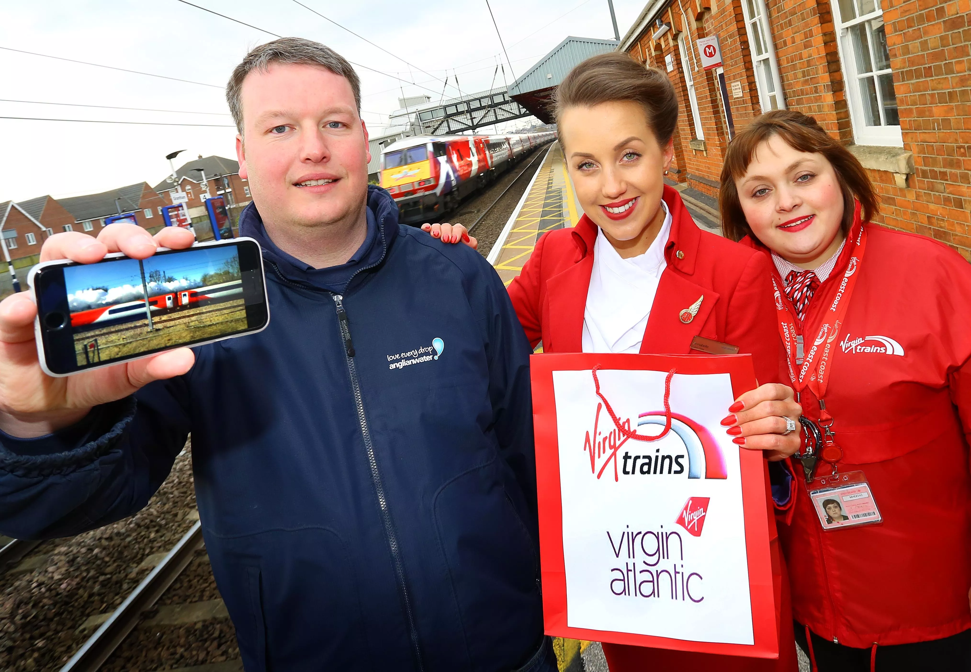 Ryan Allen bersama staff Virgin Trains | Sumber: virgin.com