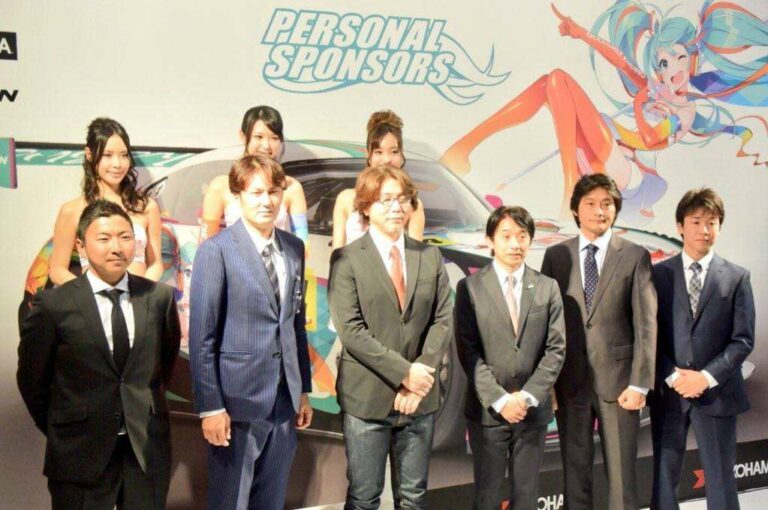 Susana peluncuran livery Racing Miku di perhelatan Winter Wonder Festival 2016 (sumber foto: twitter.com/ckom)