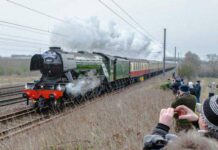 Motret Flying Scotsman Pake Nekat Terobos Rel, Kereta Ga Bisa Jalan, Ya Telat Deh Motret Flying Scotsman