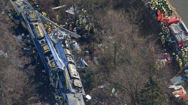 Kereta yang bertabrakan terguling ke pepohonan.