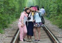 Selfie Dengan Kereta Api