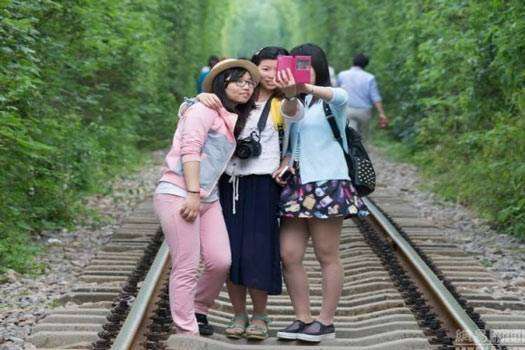 selfie di rel Selfie Dengan Kereta Api