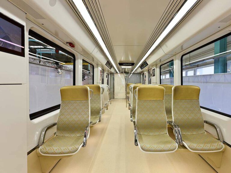 Siemens liefert insgesamt 74 Metrofahrzeuge vom Typ Inspiro. Die aus Aluminium gefertigten Züge fahren auf Normalspur und können eine Geschwindigkeit von bis zu 90 Stundenkilometern erreichen. Die 2- und 4-teiligen Züge sind auf die klimatischen Verhältnisse der Region ausgelegt. Dazu gehört eine größere Klimaanlage, die auch bei extremer Hitze ausreichende Kühlleistung liefert. Ferner wurden die Drehgestelle, der Fahrantrieb, die Bremsen und die Türen mit speziellen Filtern und Dichtungen versehen, um das Eindringen von Sand zu vermindern. Siemens is to supply 74 Inspiro type metro trains. These trains with their all-aluminum car bodies are designed to run on standard-gauge track at a top speed of 90 km/h. The 2 and 4-car train configurations have been designed with the region's climate in mind. One such feature is a more powerful air conditioning system, capable of delivering sufficient cooling capacity even in extreme heat. In addition, the bogies, traction drive, brakes and doors have been fitted with special seals and filters in order to prevent the ingress of sand.