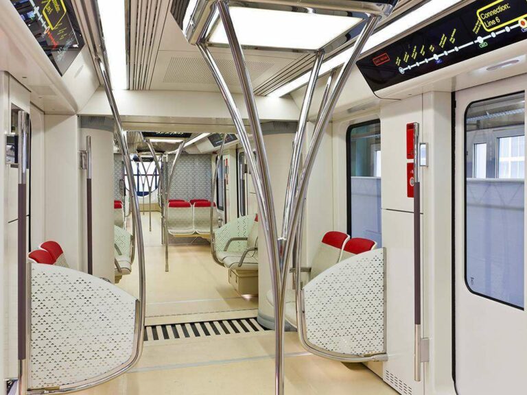 Siemens liefert insgesamt 74 Metrofahrzeuge vom Typ Inspiro. Die aus Aluminium gefertigten Züge fahren auf Normalspur und können eine Geschwindigkeit von bis zu 90 Stundenkilometern erreichen. Die 2- und 4-teiligen Züge sind auf die klimatischen Verhältnisse der Region ausgelegt. Dazu gehört eine größere Klimaanlage, die auch bei extremer Hitze ausreichende Kühlleistung liefert. Ferner wurden die Drehgestelle, der Fahrantrieb, die Bremsen und die Türen mit speziellen Filtern und Dichtungen versehen, um das Eindringen von Sand zu vermindern. Siemens is to supply 74 Inspiro type metro trains. These trains with their all-aluminum car bodies are designed to run on standard-gauge track at a top speed of 90 km/h. The 2 and 4-car train configurations have been designed with the region's climate in mind. One such feature is a more powerful air conditioning system, capable of delivering sufficient cooling capacity even in extreme heat. In addition, the bogies, traction drive, brakes and doors have been fitted with special seals and filters in order to prevent the ingress of sand.