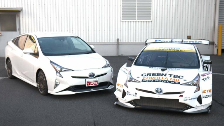 Toyota Prius generasi terbaru (ZVW50) beserta versi balapnya yang turun di ajang Super GT kelas GT300 9sumber: carinfoj.blog.fc2.com).