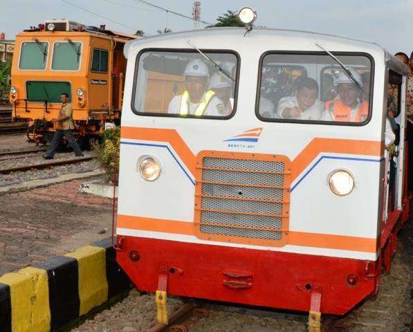 Peninjauan dari dalam Lori oleh Presiden Joko Widodo yang didampingi Menhub Ignasius Jonan | Foto: Kemenhub151