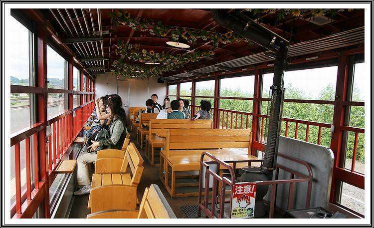 Bangku yang menghadap jendela beserta kompor "Daruma"