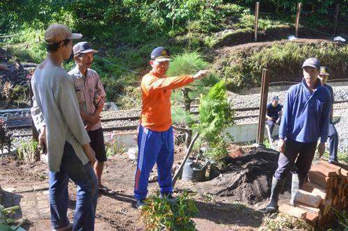 Salah satu pegawai memberikan arahan kepada relawan | Foto: Kereta Api Kita