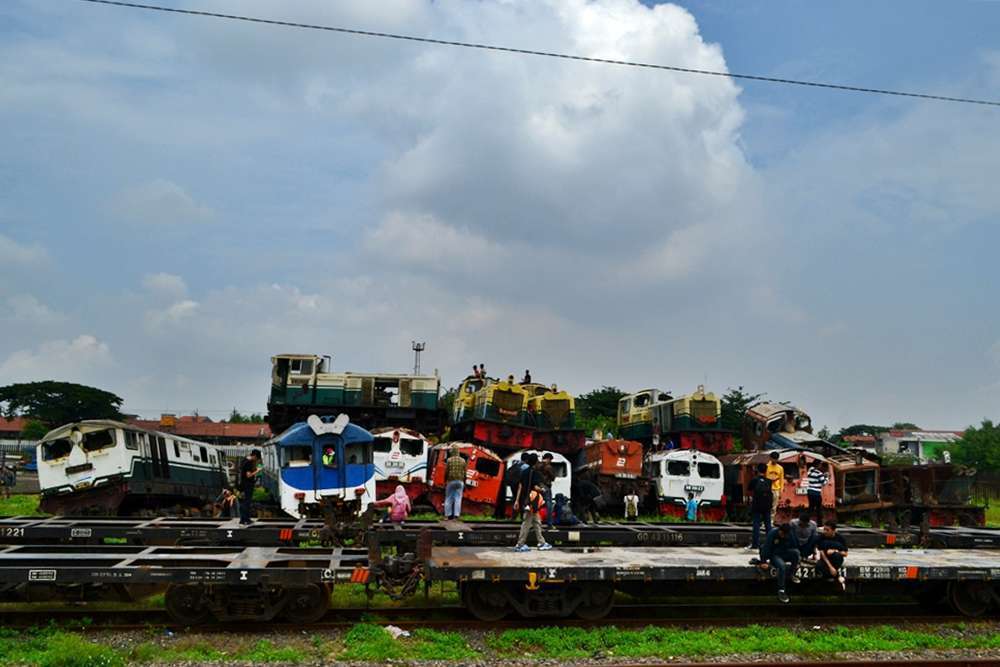 Lokomotif Diesel Hidrolik afkir di emplasemen stasiun Sidotopo, Surabaya