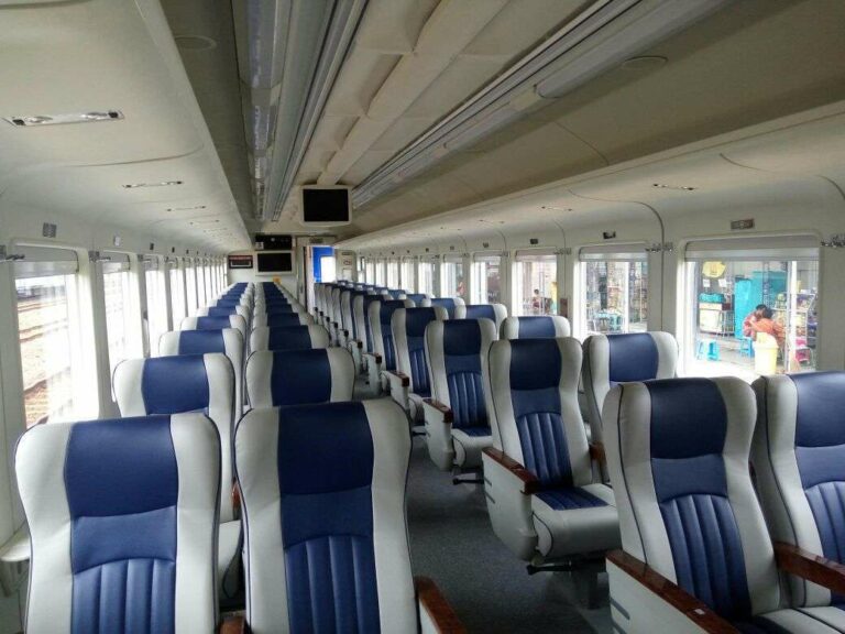 Interior kereta penumpang kelas Eksekutif buatan tahun 2016 | Foto : Andriawan Pratikto
