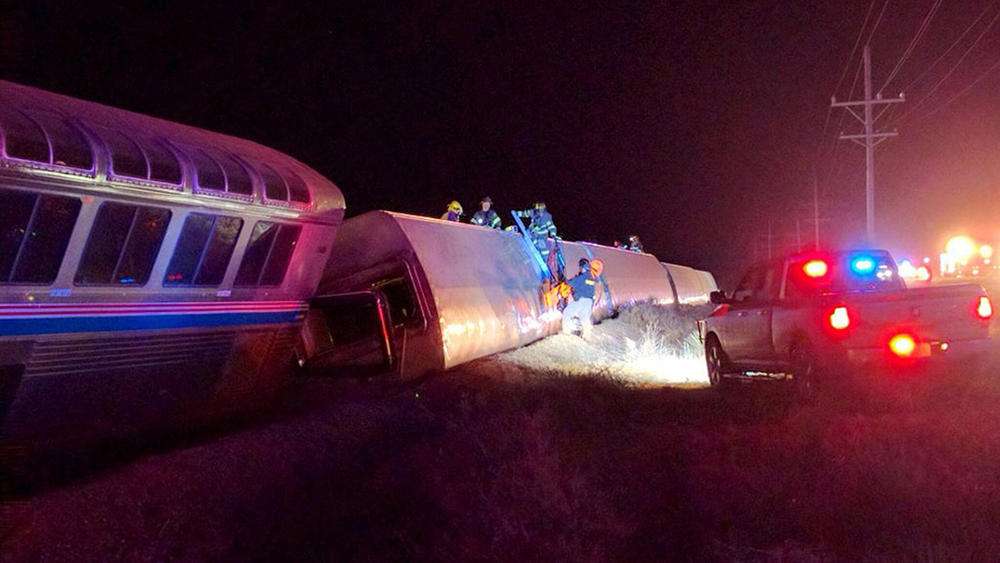 Regu Penyelamat Sedang Mengevakuasi Penumpang. Sumber chicagotribune.com