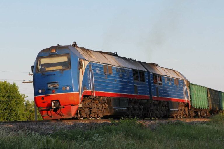 Lokomotif Diesel milik JSC RZD seri 2TE25K | Foto: Серёга