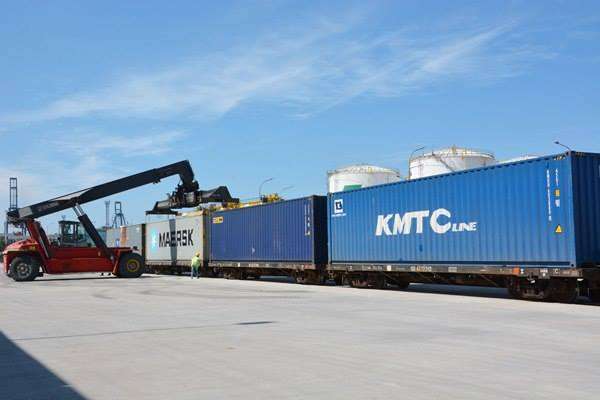 Rangkaian GD yang telah terisi oleh barang petikemas | Foto: Kereta Api Kita