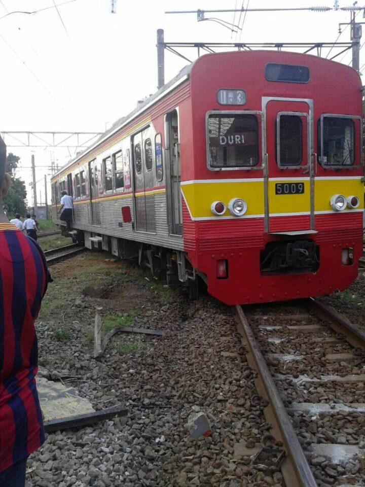 Anjlokan KRL yang sampai menutupi dua jalur.