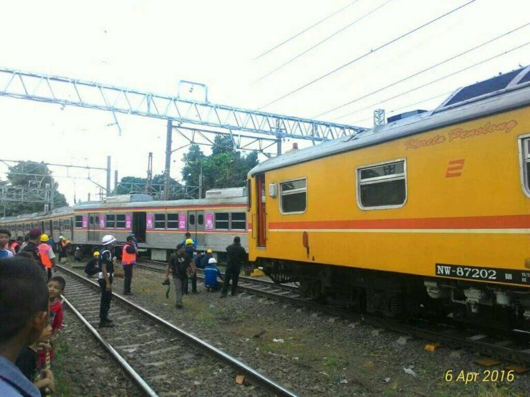 KA Penolong dari Dipo Bukit Duri sedang melakukan evakuasi |sumber @krlmania