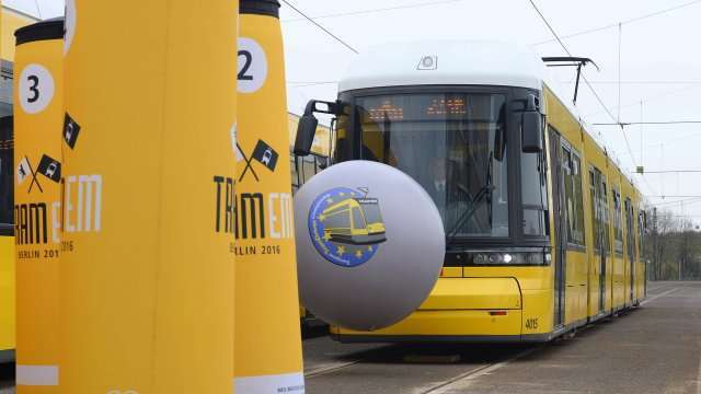 Bola dan Pin Bowling raksasa yang dimainkan dengan menggunakan tram | Foto: Berliner Morgenpost