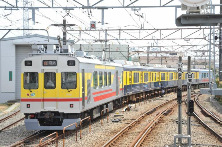 KRL 1017F yang ditarik "NR" milik Tokyu, ToQi 7550, menuju Dipo Yukigaya | Foto: Adeliae-san