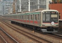 Tokyu “Sentil” Para Wanita Yang Merias Diri di Dalam Kereta armada kereta rel listrik milik Tokyu, seri 5102F dengan HM | Foto: Adeliae-san