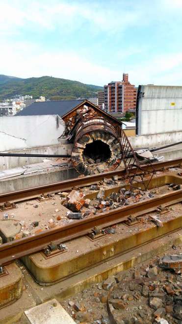 Cerobong asap yang jatuh mengenai dinding peredam suara