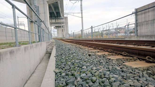 Rel yang keriting akibat gempa