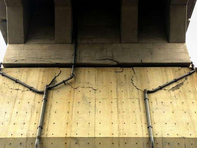 Tiang beton penyanggah jalur layang yang retak