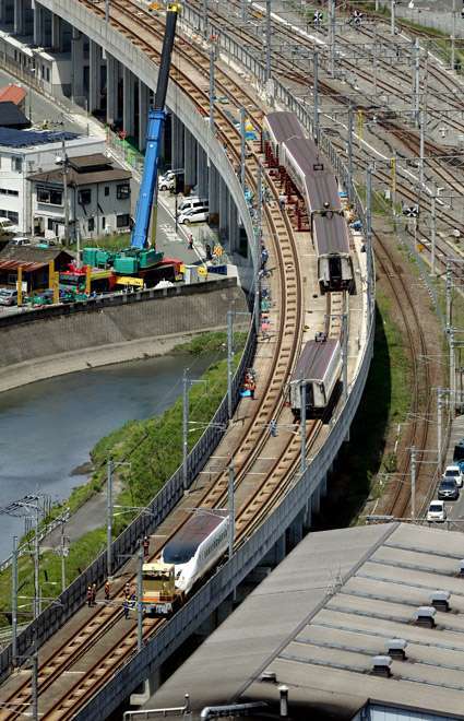 Satu per satu kereta Shinkansen yang anjlok mulai dikembalikan ke rel | Foto: Koichi Ueda