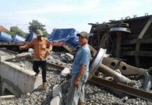 KA Angkutan Gulungan Baja Anjlok Di Batang