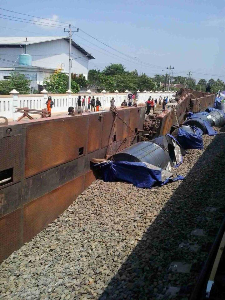 Gerbong bermuatan baja coil yang terguling