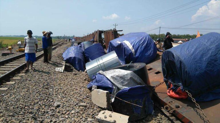 Muatan baja coil yang lepas dari gerbongnya