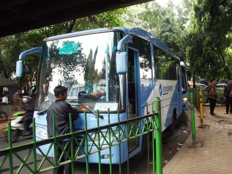 Bus pengumpan yang menghubungkan stasiun Tebet dengan Transjakarta Koridor 6