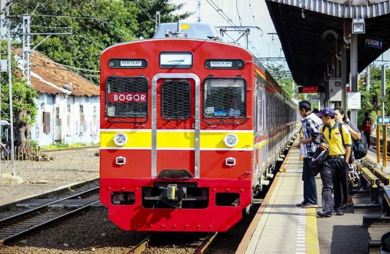 KRL Tokyu seri 8500 eks-Jalur Denentoshi yang kini berada di Jabodetabek, 8618F